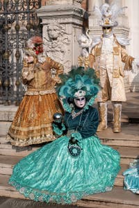 I figuranti del carnevale di Venezia davanti all'Arsenale di Venezia