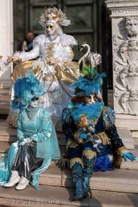 I figuranti del carnevale di Venezia davanti all'Arsenale di Venezia