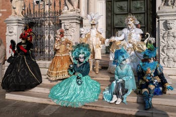 I figuranti del carnevale di Venezia davanti all'Arsenale di Venezia