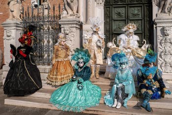 I figuranti del carnevale di Venezia davanti all'Arsenale di Venezia