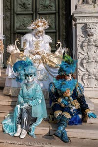 I figuranti del carnevale di Venezia davanti all'Arsenale di Venezia