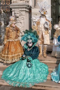 I figuranti del carnevale di Venezia davanti all'Arsenale di Venezia