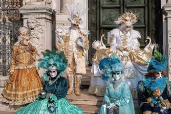 I figuranti del carnevale di Venezia davanti all'Arsenale di Venezia