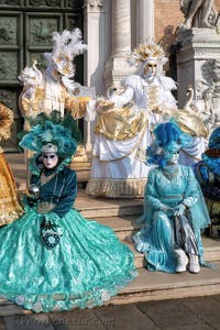 I figuranti del carnevale di Venezia davanti all'Arsenale di Venezia