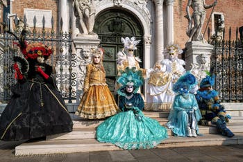 I figuranti del carnevale di Venezia davanti all'Arsenale di Venezia