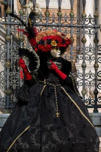 I figuranti del carnevale di Venezia davanti all'Arsenale di Venezia