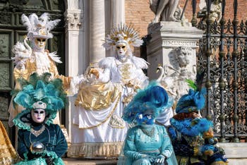 I figuranti del carnevale di Venezia davanti all'Arsenale di Venezia