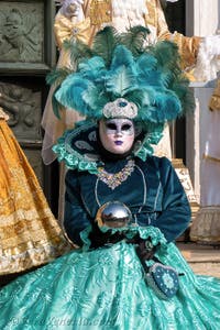 I figuranti del carnevale di Venezia davanti all'Arsenale di Venezia