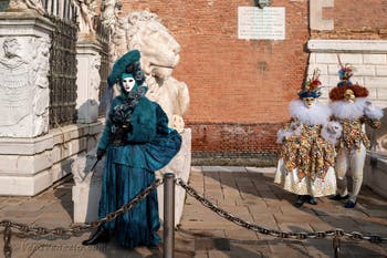 I figuranti del carnevale di Venezia davanti all'Arsenale di Venezia