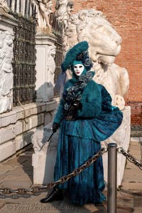 I figuranti del carnevale di Venezia davanti all'Arsenale di Venezia