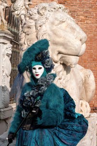 I figuranti del carnevale di Venezia davanti all'Arsenale di Venezia