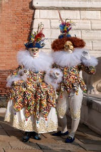 I figuranti del carnevale di Venezia davanti all'Arsenale di Venezia