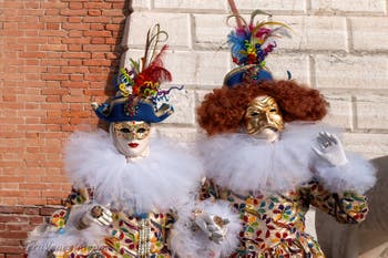 I figuranti del carnevale di Venezia davanti all'Arsenale di Venezia