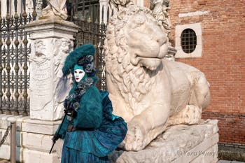 I figuranti del carnevale di Venezia davanti all'Arsenale di Venezia