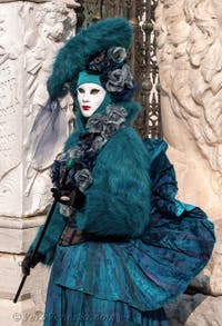 I figuranti del carnevale di Venezia davanti all'Arsenale di Venezia