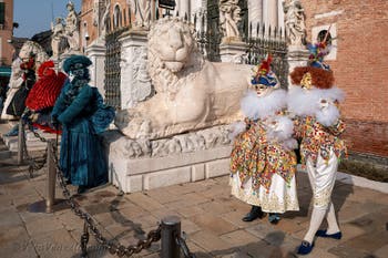 I figuranti del carnevale di Venezia davanti all'Arsenale di Venezia