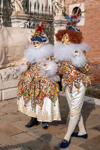 I figuranti del carnevale di Venezia davanti all'Arsenale di Venezia