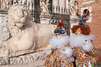 I figuranti del carnevale di Venezia davanti all'Arsenale di Venezia