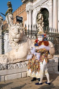 I figuranti del carnevale di Venezia davanti all'Arsenale di Venezia