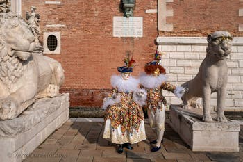 I figuranti del carnevale di Venezia davanti all'Arsenale di Venezia