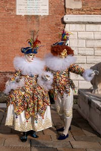 I figuranti del carnevale di Venezia davanti all'Arsenale di Venezia