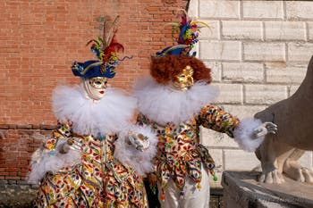 I figuranti del carnevale di Venezia davanti all'Arsenale di Venezia