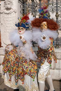 I figuranti del carnevale di Venezia davanti all'Arsenale di Venezia