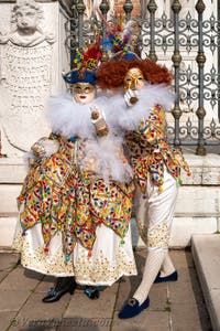 I figuranti del carnevale di Venezia davanti all'Arsenale di Venezia