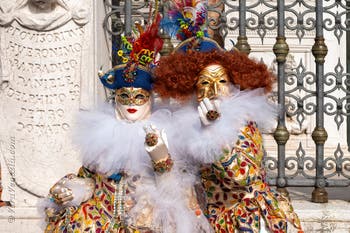 I figuranti del carnevale di Venezia davanti all'Arsenale di Venezia