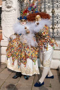 I figuranti del carnevale di Venezia davanti all'Arsenale di Venezia