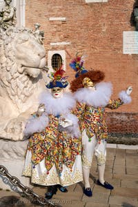 I figuranti del carnevale di Venezia davanti all'Arsenale di Venezia