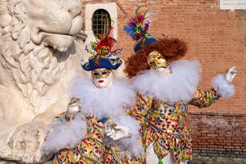 I figuranti del carnevale di Venezia davanti all'Arsenale di Venezia