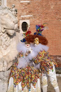 I figuranti del carnevale di Venezia davanti all'Arsenale di Venezia