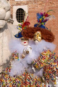 I figuranti del carnevale di Venezia davanti all'Arsenale di Venezia