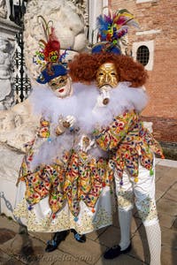 I figuranti del carnevale di Venezia davanti all'Arsenale di Venezia