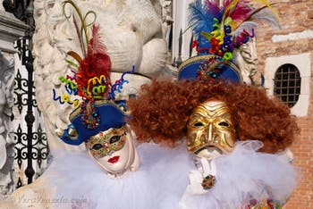 I figuranti del carnevale di Venezia davanti all'Arsenale di Venezia