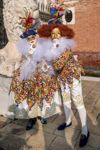 I figuranti del carnevale di Venezia davanti all'Arsenale di Venezia