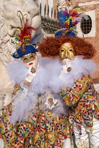 I figuranti del carnevale di Venezia davanti all'Arsenale di Venezia