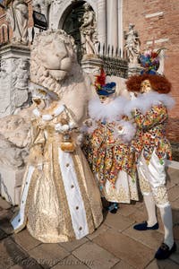 I figuranti del carnevale di Venezia davanti all'Arsenale di Venezia