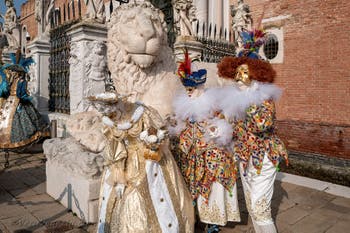 I figuranti del carnevale di Venezia davanti all'Arsenale di Venezia