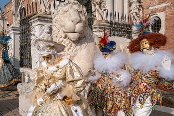 I figuranti del carnevale di Venezia davanti all'Arsenale di Venezia