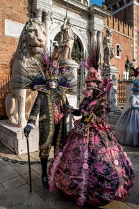 I figuranti del carnevale di Venezia davanti all'Arsenale di Venezia