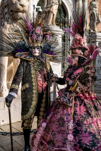 I figuranti del carnevale di Venezia davanti all'Arsenale di Venezia