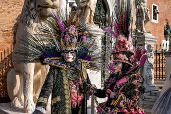 I figuranti del carnevale di Venezia davanti all'Arsenale di Venezia