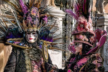 I figuranti del carnevale di Venezia davanti all'Arsenale di Venezia