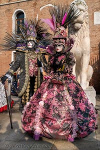 I figuranti del carnevale di Venezia davanti all'Arsenale di Venezia