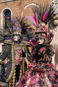 I figuranti del carnevale di Venezia davanti all'Arsenale di Venezia