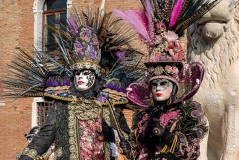 I figuranti del carnevale di Venezia davanti all'Arsenale di Venezia