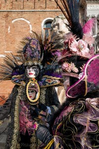 I figuranti del carnevale di Venezia davanti all'Arsenale di Venezia