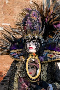 I figuranti del carnevale di Venezia davanti all'Arsenale di Venezia